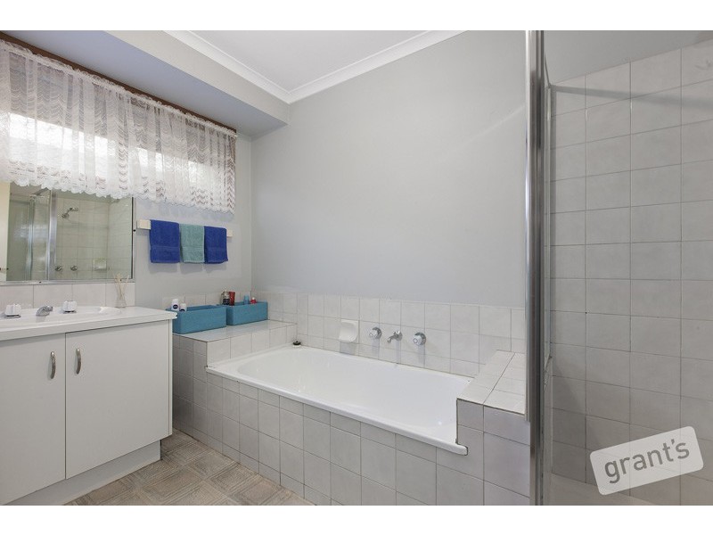 11 Carey Street, Cranbourne North VIC 3977