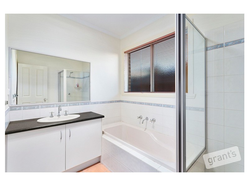 99 Oaklands Way, Pakenham VIC 3810