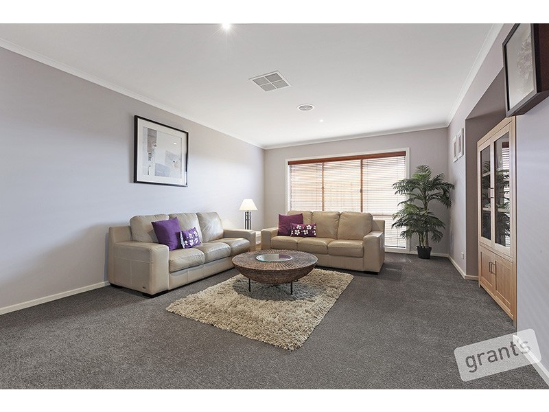33 Honeyeater Way, Pakenham VIC 3810