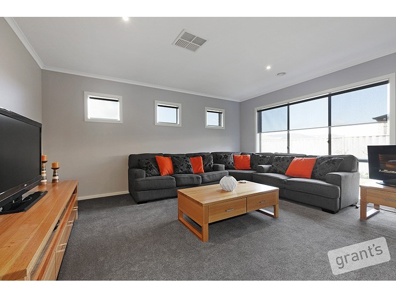 33 Honeyeater Way, Pakenham VIC 3810