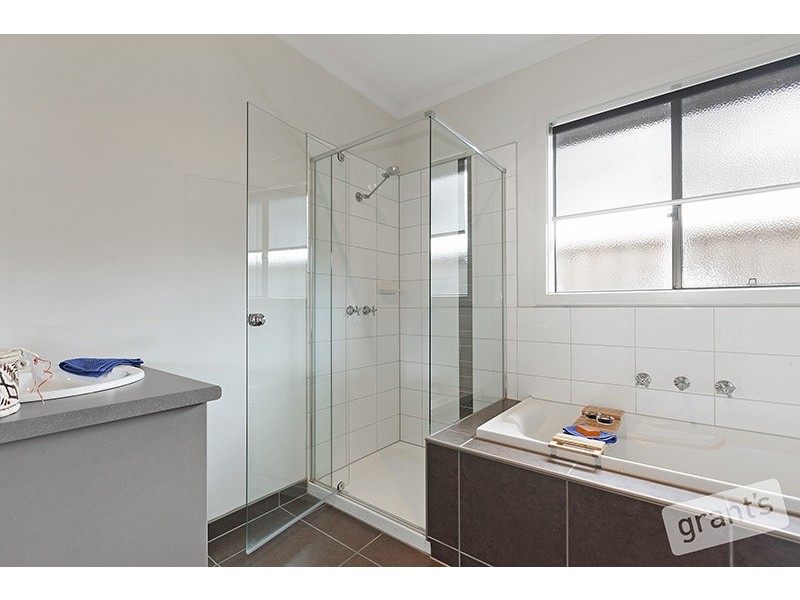 33 Honeyeater Way, Pakenham VIC 3810