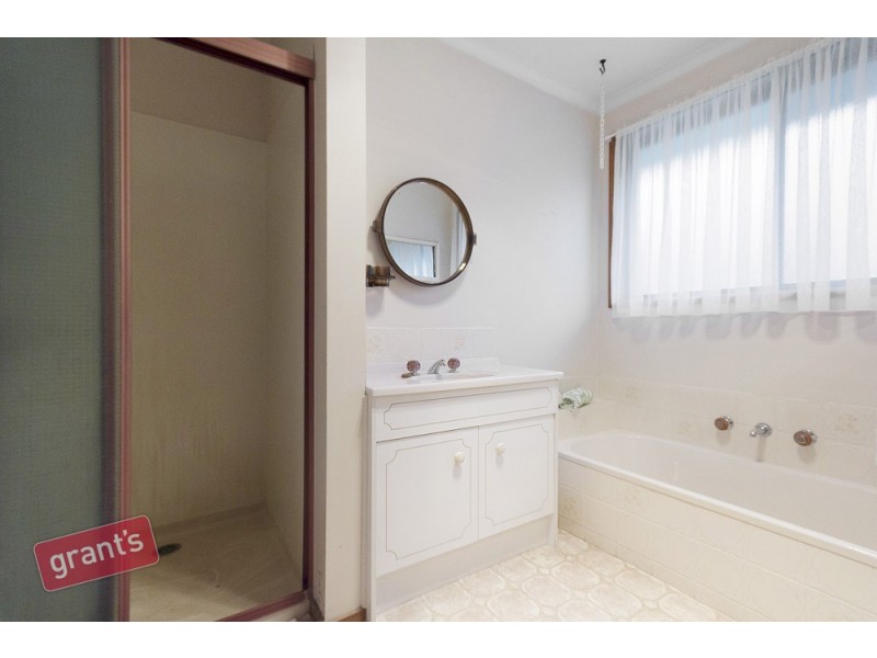 6 Kevis Court, Garfield VIC 3814