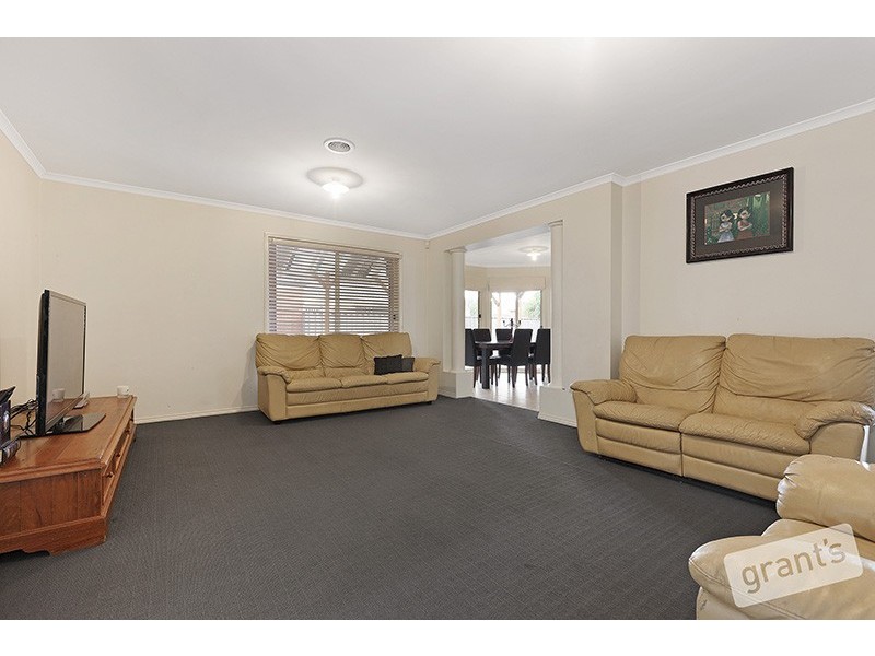 24 Oaklands Way, Pakenham VIC 3810