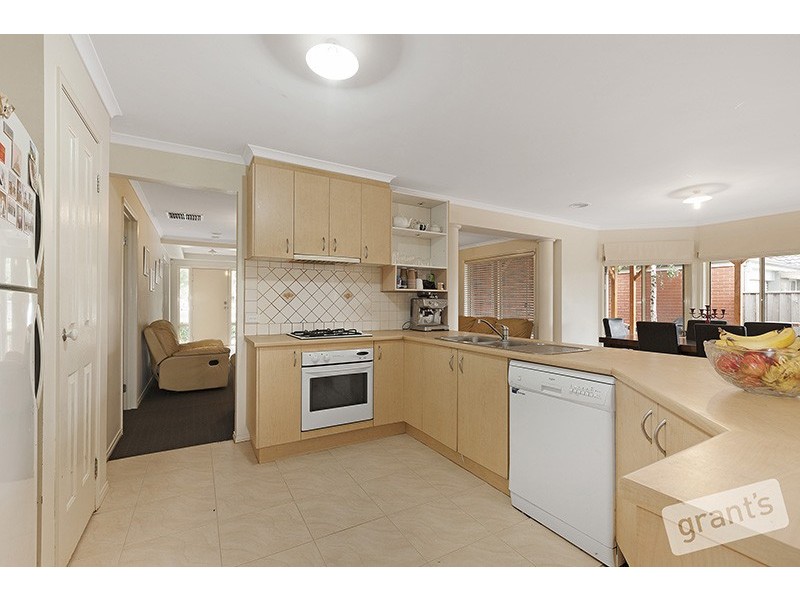 24 Oaklands Way, Pakenham VIC 3810