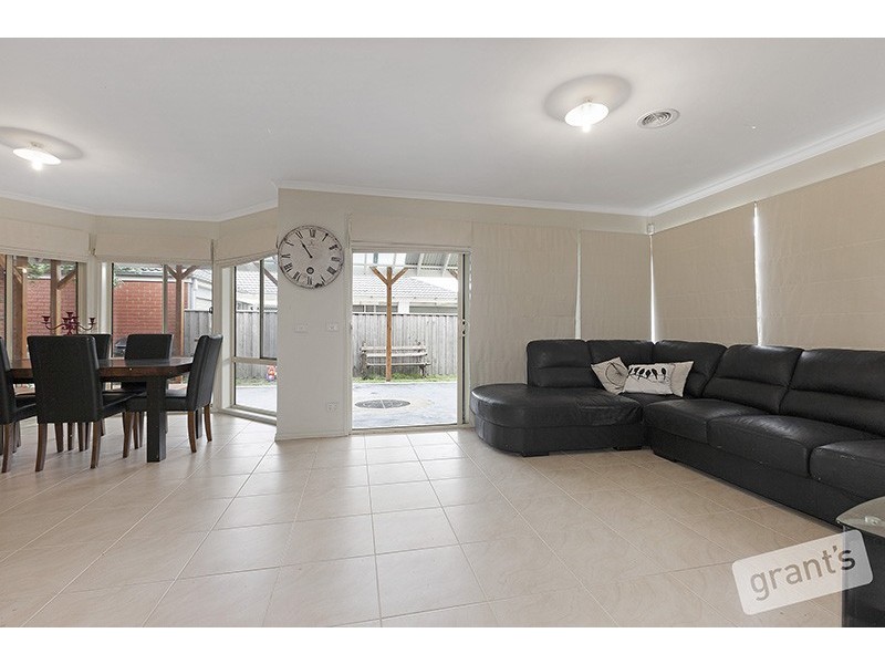 24 Oaklands Way, Pakenham VIC 3810