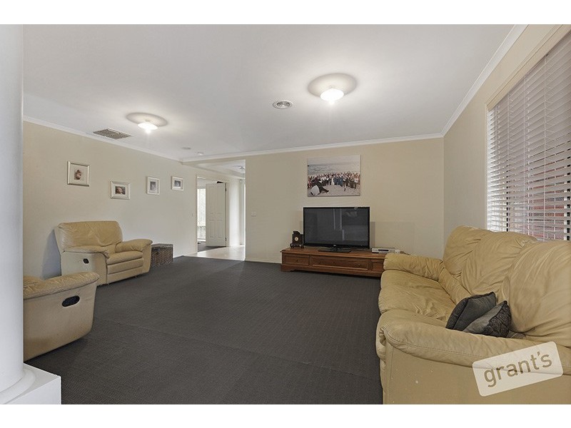 24 Oaklands Way, Pakenham VIC 3810