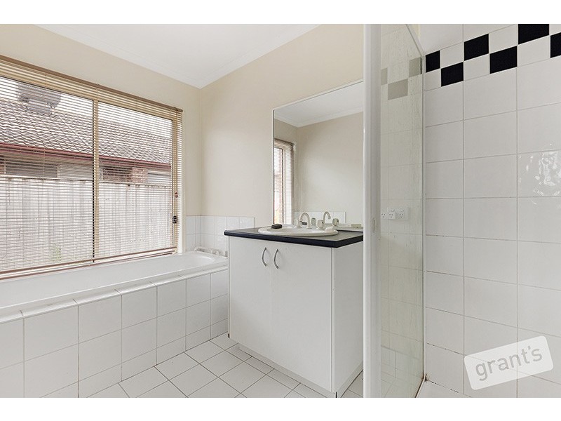 24 Oaklands Way, Pakenham VIC 3810