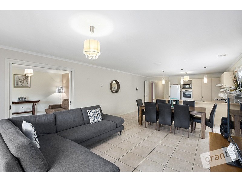 27 Grand Central Boulevard, Pakenham VIC 3810
