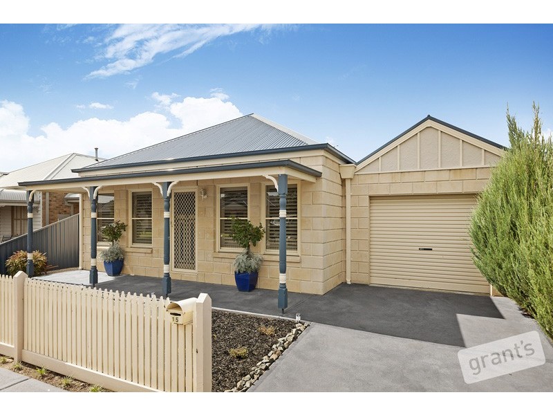15 Kingsdale Crescent, Pakenham VIC 3810