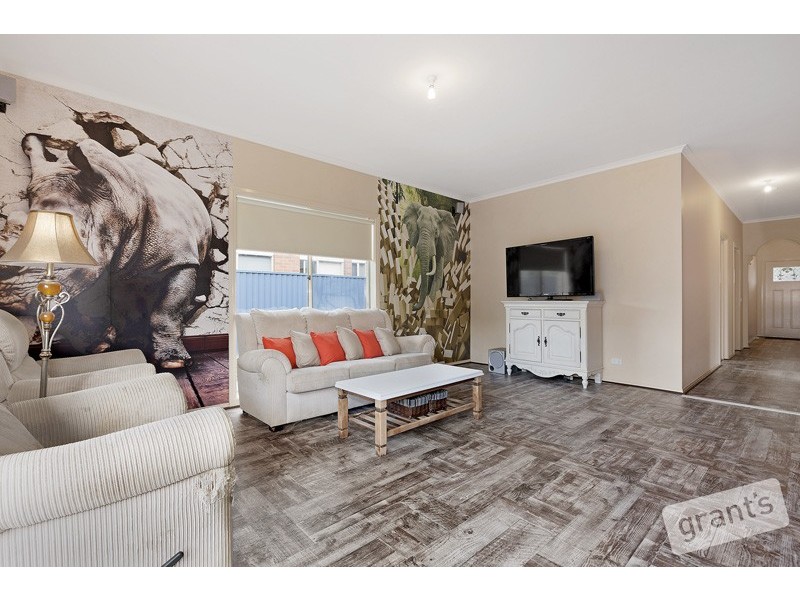 15 Kingsdale Crescent, Pakenham VIC 3810