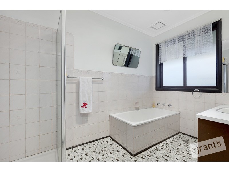 8 Carlyle Street, Pakenham VIC 3810