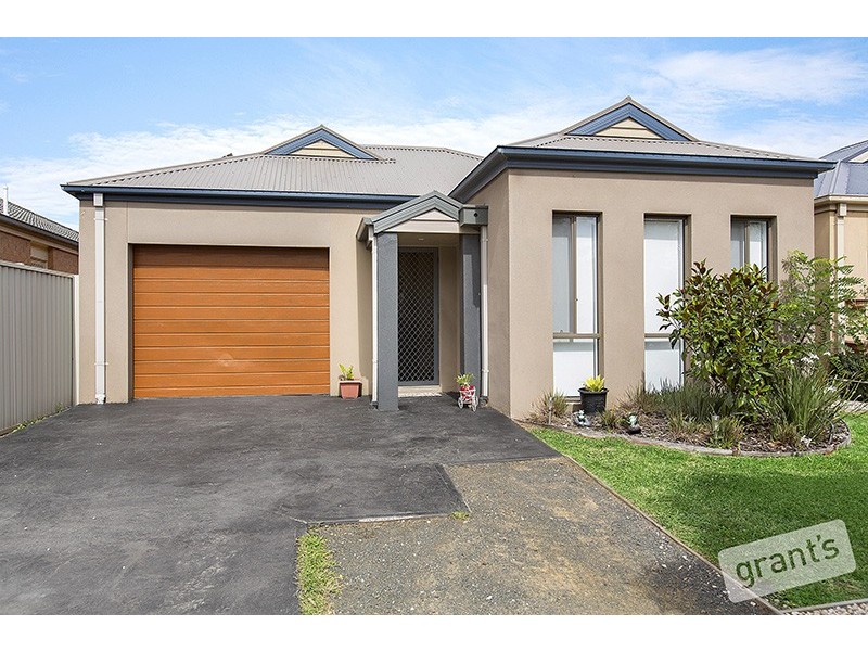 15 Honeysuckle Close, Pakenham VIC 3810