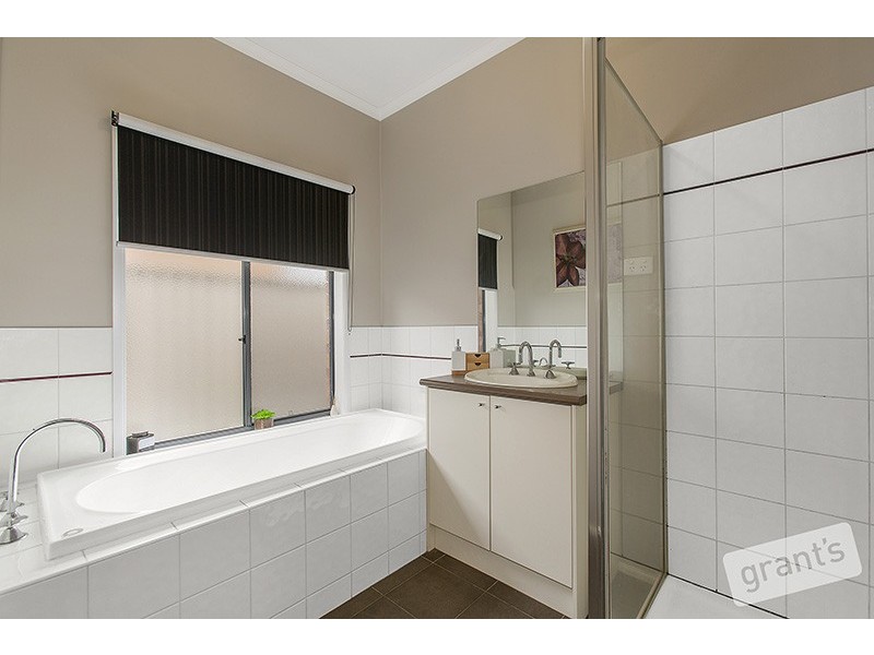 15 Honeysuckle Close, Pakenham VIC 3810
