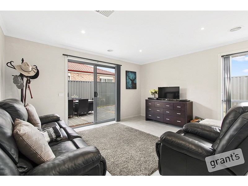 5 Persimmon Lane, Pakenham VIC 3810