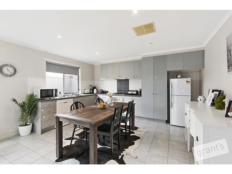 5 Persimmon Lane, Pakenham VIC 3810