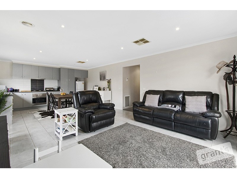 5 Persimmon Lane, Pakenham VIC 3810