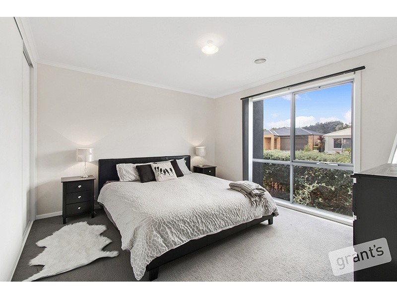 5 Persimmon Lane, Pakenham VIC 3810