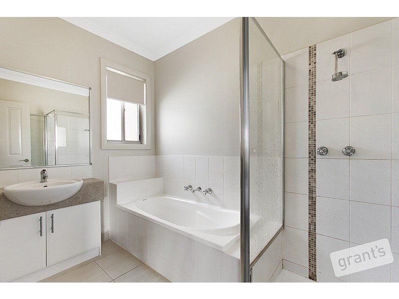 1 / 10 Azure Court, Pakenham VIC 3810