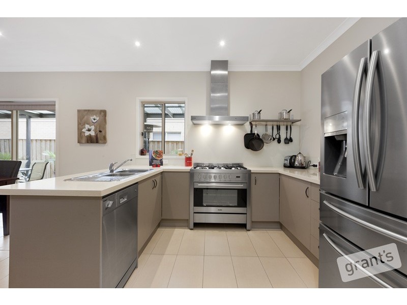 10 Lagoon Row, Officer VIC 3809