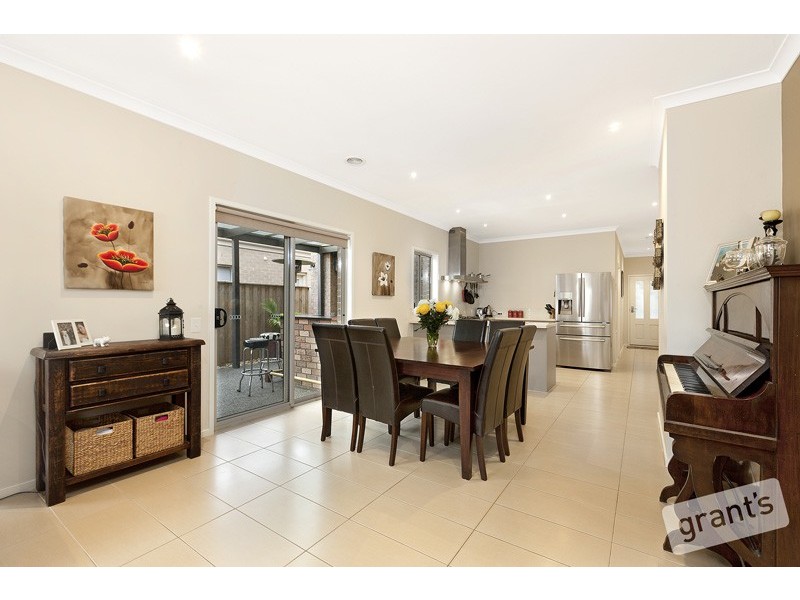 10 Lagoon Row, Officer VIC 3809