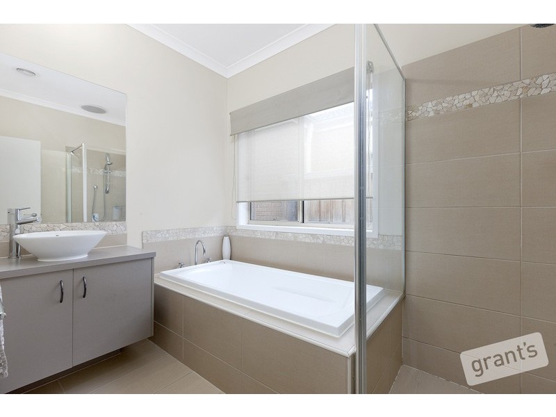 10 Lagoon Row, Officer VIC 3809