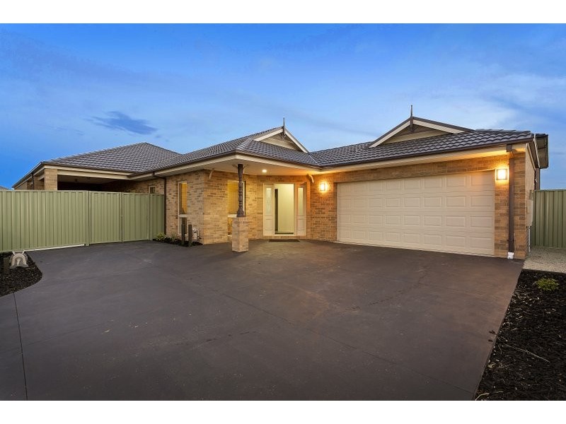 8 Day Lilly Court, Pakenham VIC 3810