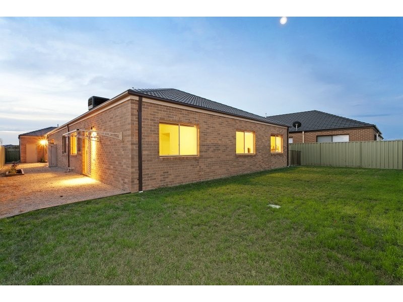 8 Day Lilly Court, Pakenham VIC 3810
