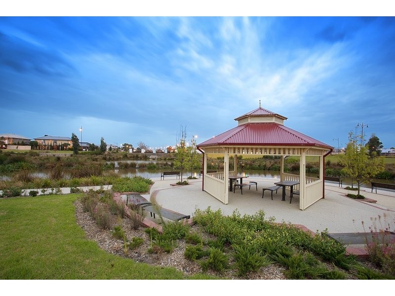8 Day Lilly Court, Pakenham VIC 3810