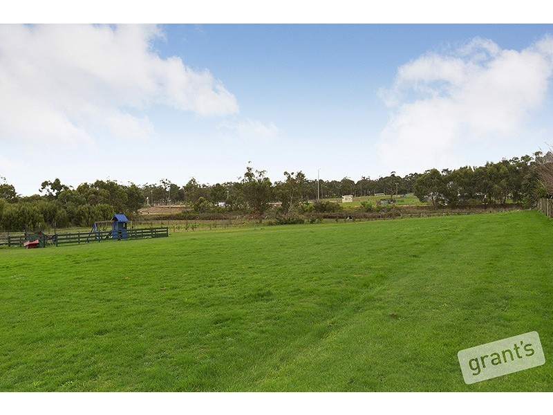 16 Follett Drive, Nyora VIC 3987
