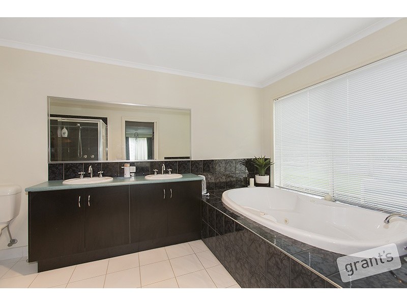 16 Follett Drive, Nyora VIC 3987