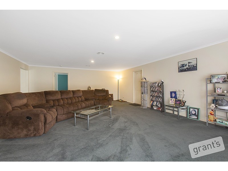 16 Follett Drive, Nyora VIC 3987