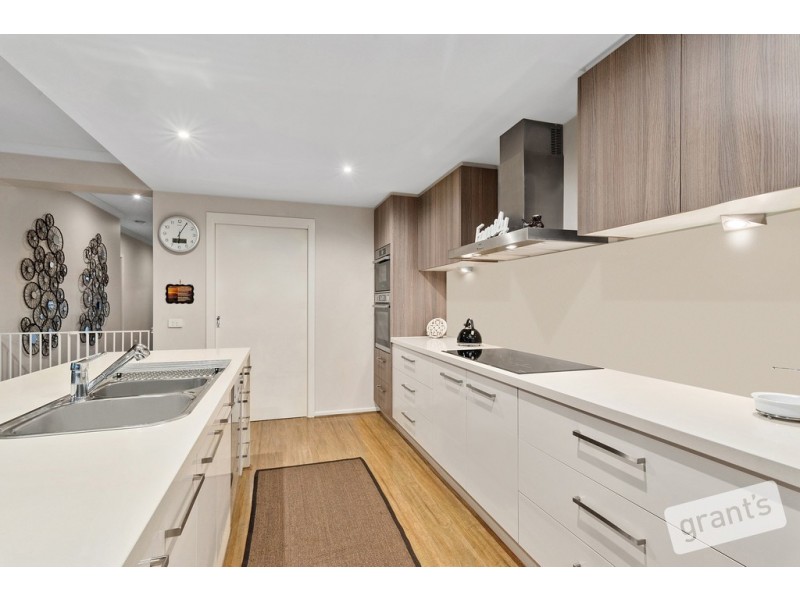 16 Dusseldorp Avenue, Pakenham VIC 3810