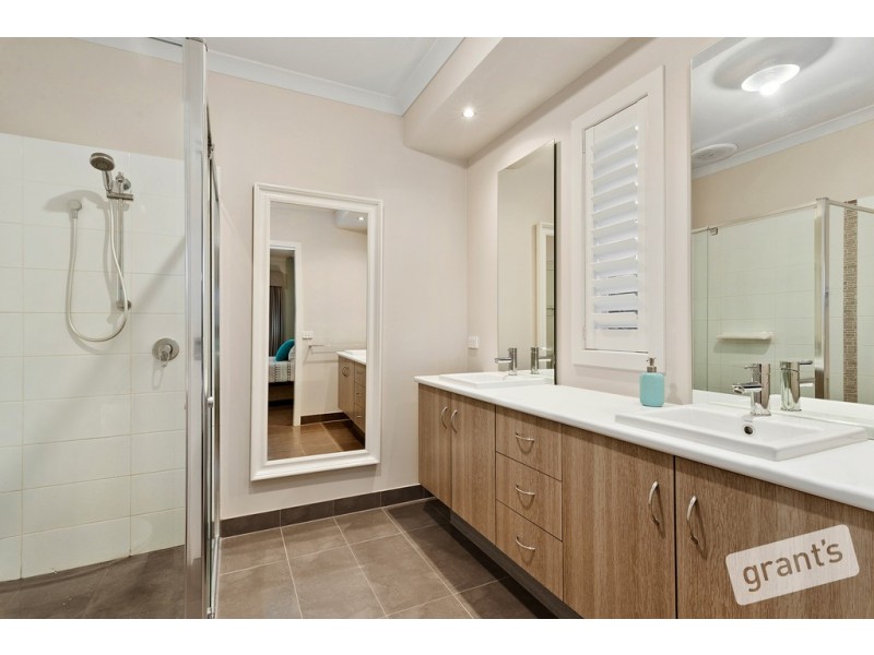 16 Dusseldorp Avenue, Pakenham VIC 3810