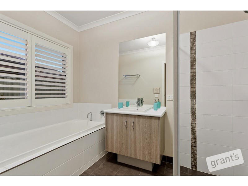 16 Dusseldorp Avenue, Pakenham VIC 3810