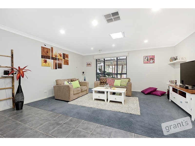 27 Stockmans Circuit, Pakenham VIC 3810