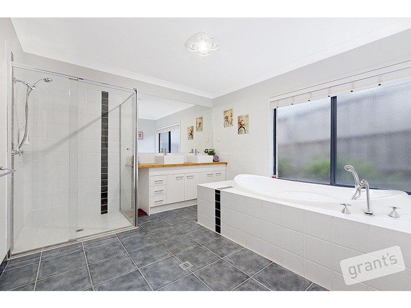 27 Stockmans Circuit, Pakenham VIC 3810