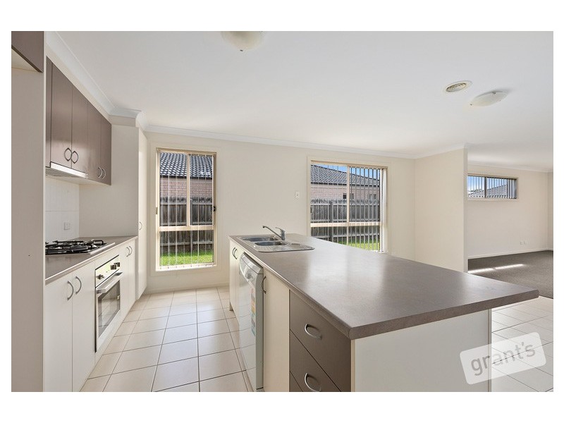 28 Wakenshaw Crescent, Pakenham VIC 3810