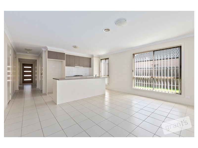 28 Wakenshaw Crescent, Pakenham VIC 3810