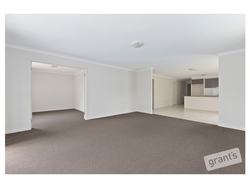 28 Wakenshaw Crescent, Pakenham VIC 3810