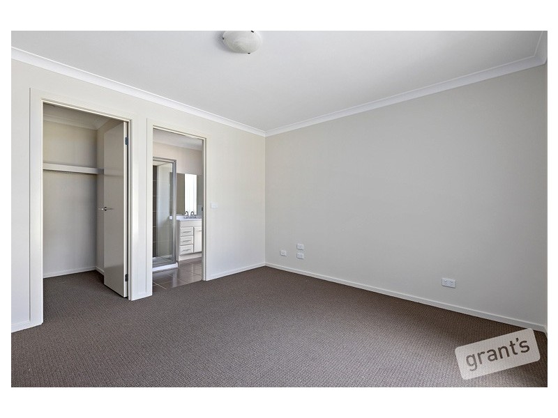 28 Wakenshaw Crescent, Pakenham VIC 3810