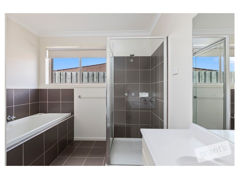 28 Wakenshaw Crescent, Pakenham VIC 3810