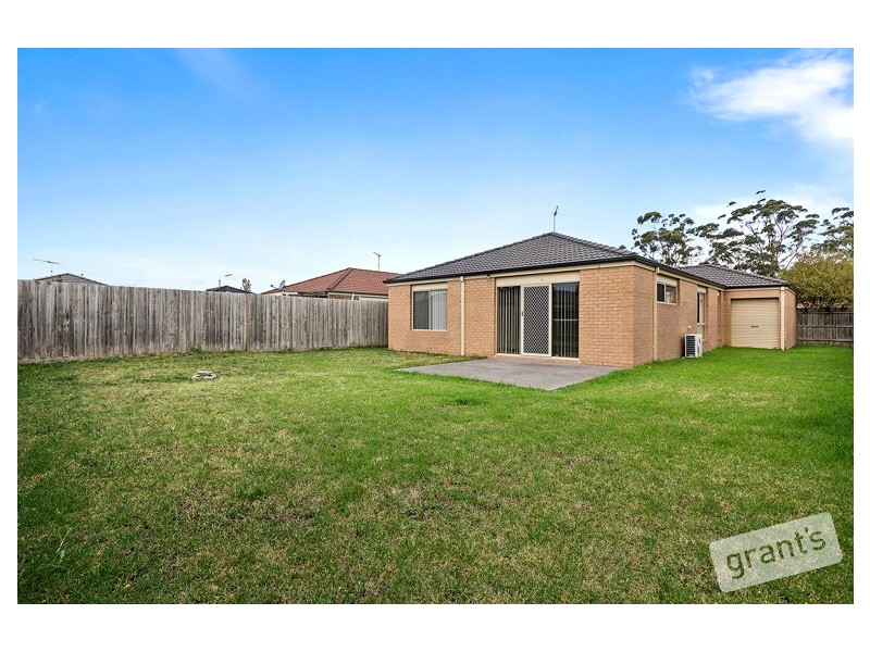 28 Wakenshaw Crescent, Pakenham VIC 3810