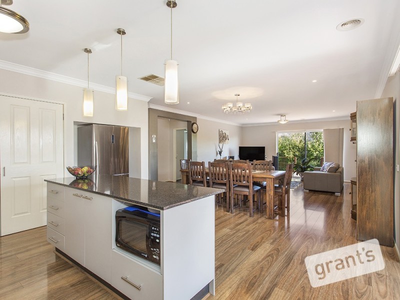 28 Bernly Boulevard, Berwick VIC 3806