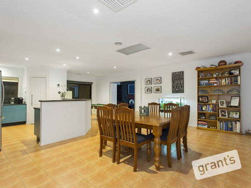 3 Clapton Court, Cranbourne East VIC 3977
