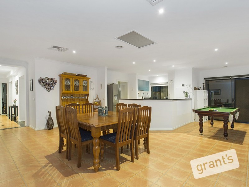 3 Clapton Court, Cranbourne East VIC 3977