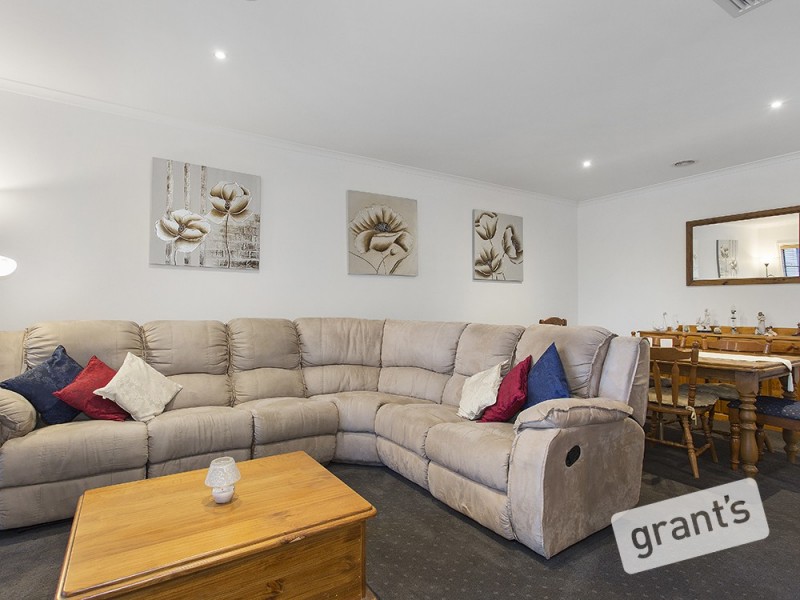 3 Clapton Court, Cranbourne East VIC 3977