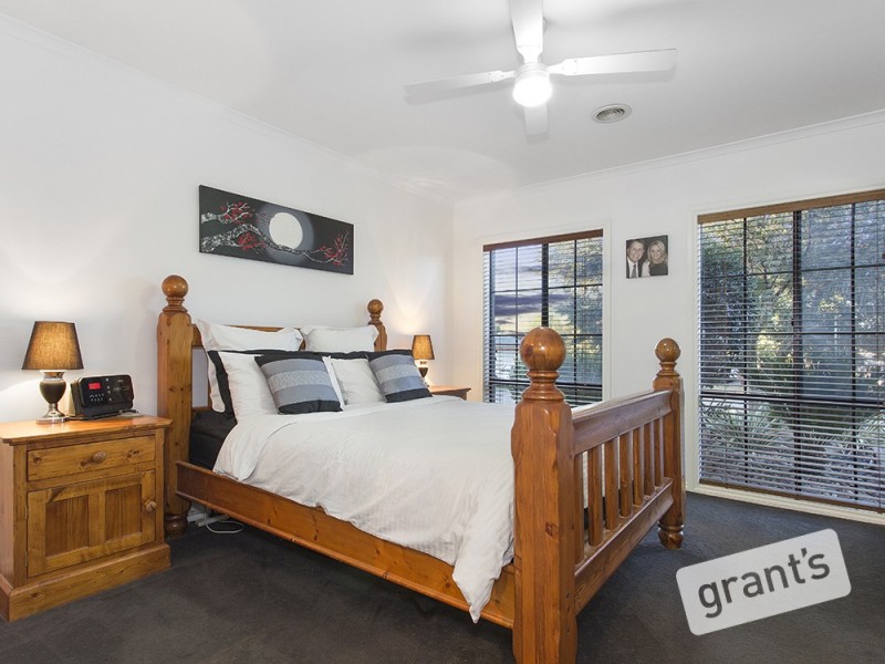 3 Clapton Court, Cranbourne East VIC 3977