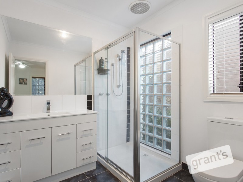 3 Clapton Court, Cranbourne East VIC 3977