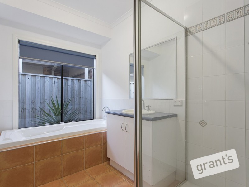 3 Clapton Court, Cranbourne East VIC 3977
