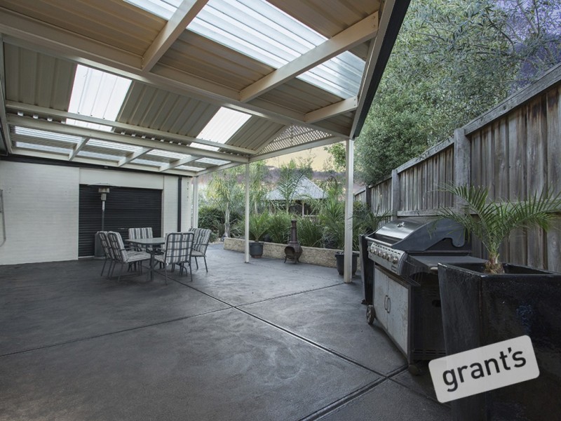 3 Clapton Court, Cranbourne East VIC 3977